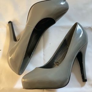 USED Grey Pumps